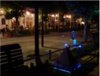 Belebtes Strassencafe bei Nacht