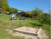 Sandkasten und zur Residenz Binz gehrender Grillplatz