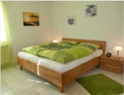 Groes Schlafzimmer mit sommerlich khler Ausstrahlung